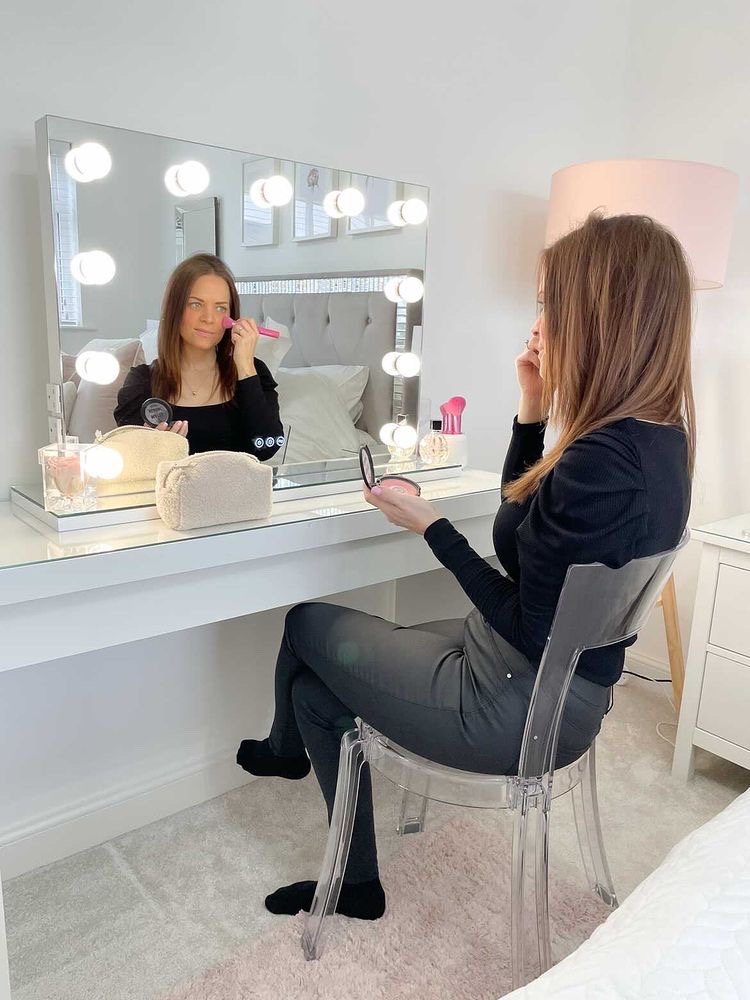 Hollywood Mirrors Facebook ad