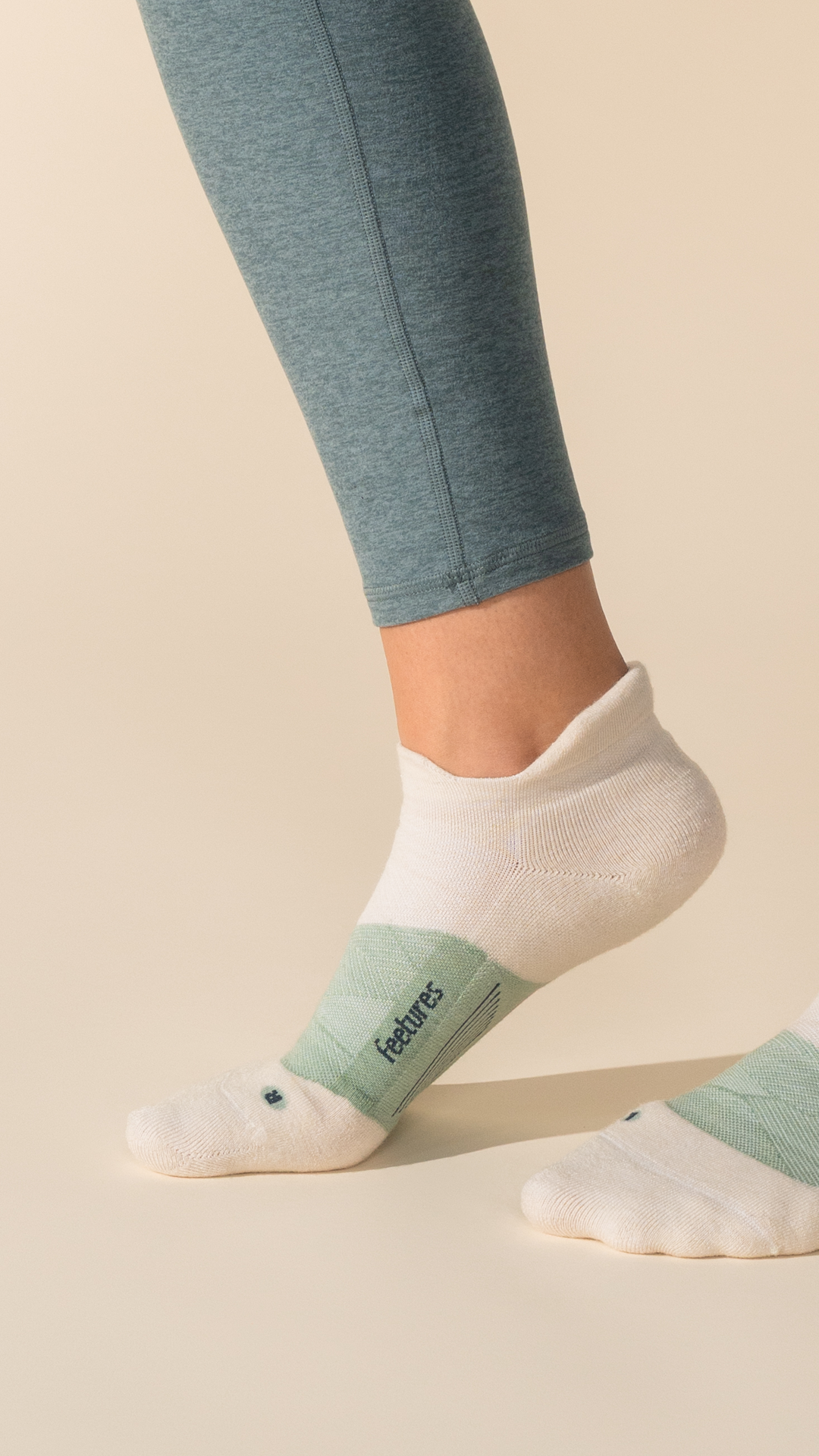 Feetures Facebook ad