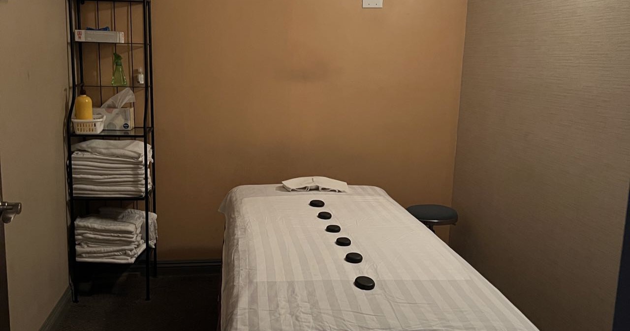 DiamondSpa.LaMesa Facebook ad: Relaxing massage therapy.