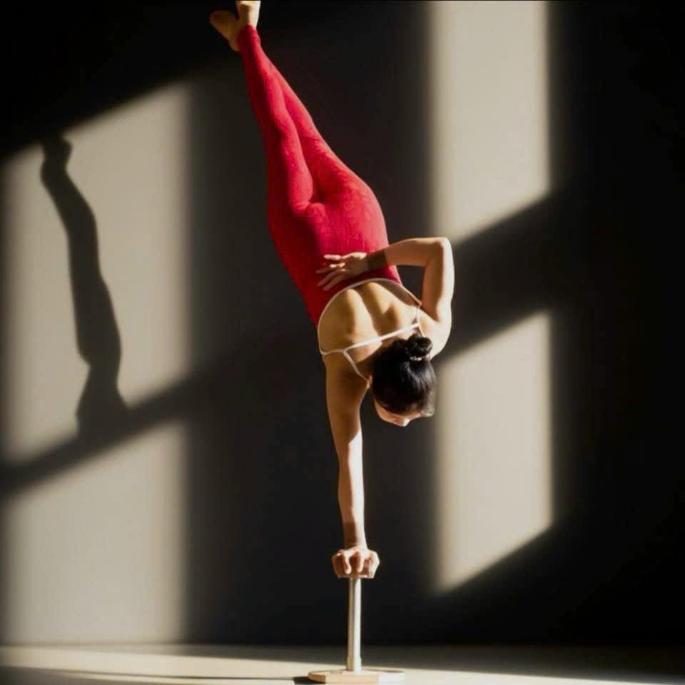HẢI YẾN Handstand Facebook ad: CHIÊU SINH 𝐋𝐎̛́𝐏 𝐘𝐎𝐆𝐀 𝐎𝐍𝐋𝐈𝐍𝐄 𝐂𝐇𝐈̉ 𝐓𝐔̛̀…