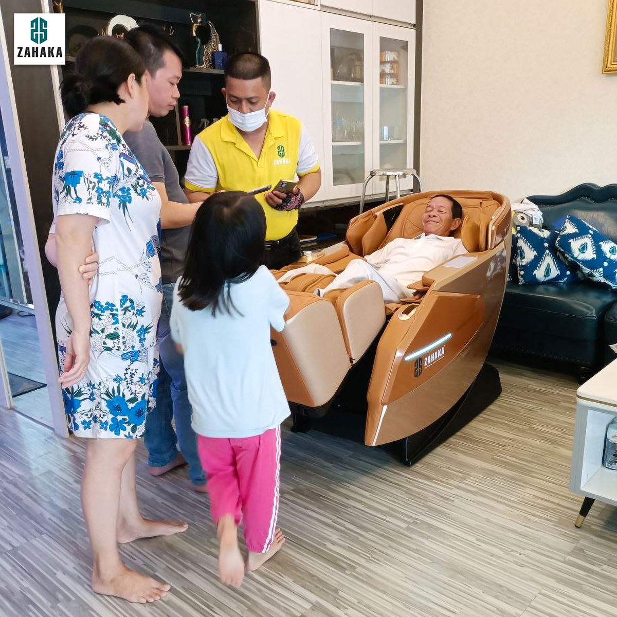 Zahaka - Improve Quality of Your Life Facebook ad: ដើរជុំវិញប្រទេសកម្ពុជា, អ្នកអាចមើលឃើញកៅអីម៉ាស្សា Zahaka…