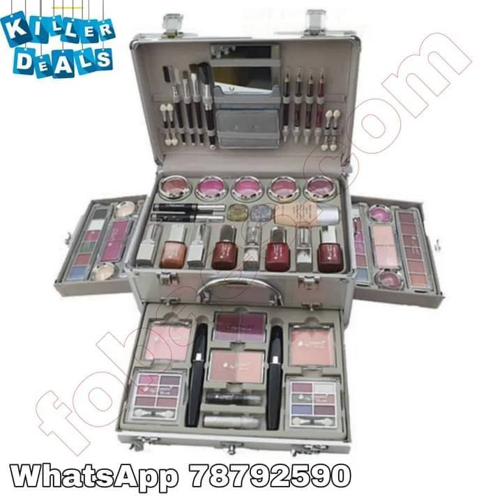fobaes.com Facebook ad: 24hrs Waterproof Luxury Make-up Boxes