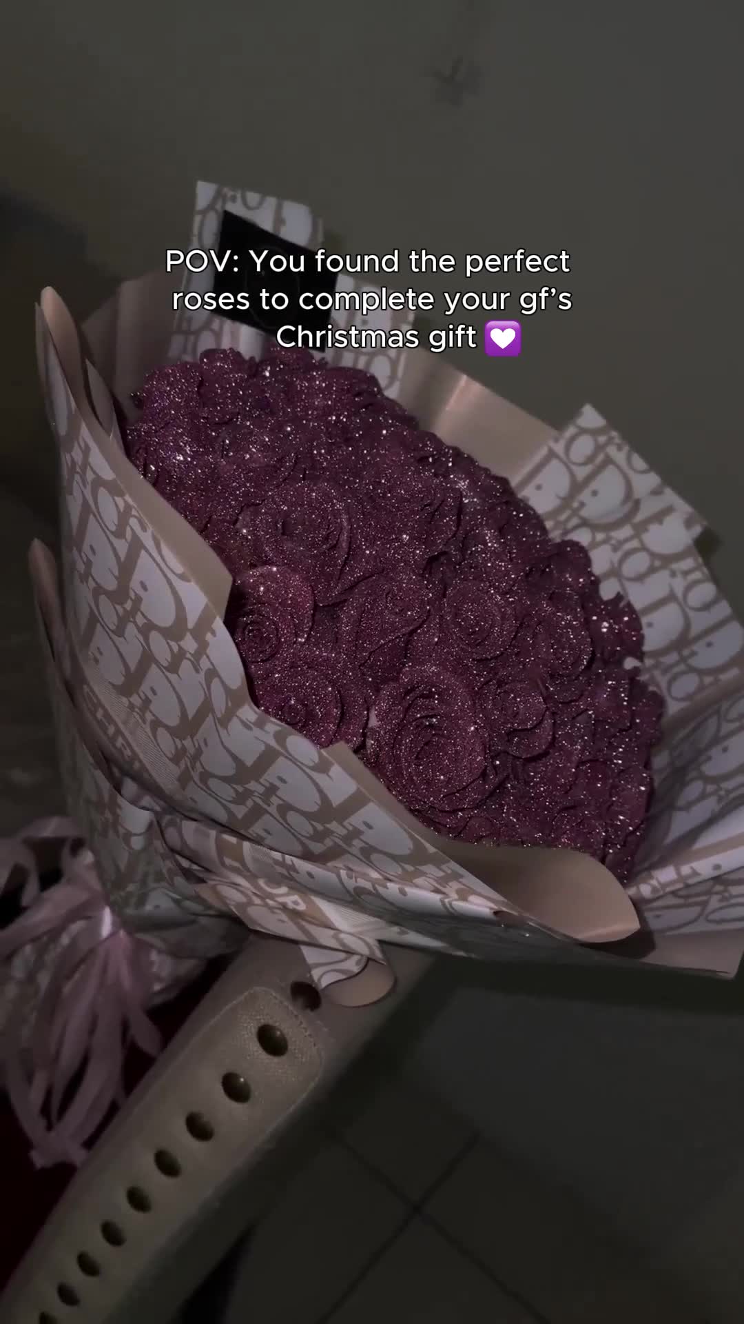 Elise Morrow Facebook ad: These Roses Complete Any Christmas Gift