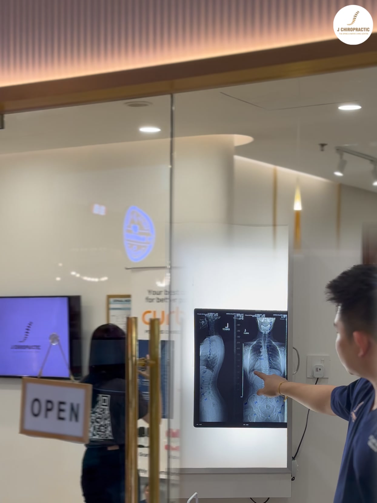 J Chiropractic Facebook ad: 𝘾𝙝𝙚𝙧𝙖𝙨 宝藏西式脊椎矫正诊所