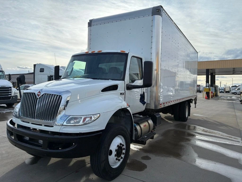 Olivares Auto sale Missouri Facebook ad: $17,500 - 2021 International MV607 w/ 26ft Dry Freight…