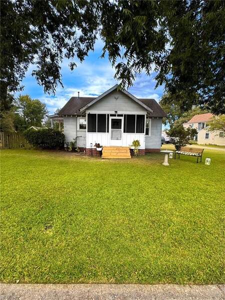 Tiffany Gelzinis Realtor & The Gelzinis Group Facebook ad from Aug 22, 2024