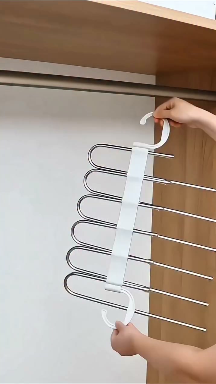 Home Asthetics Facebook ad: Magic Trouser Hanger