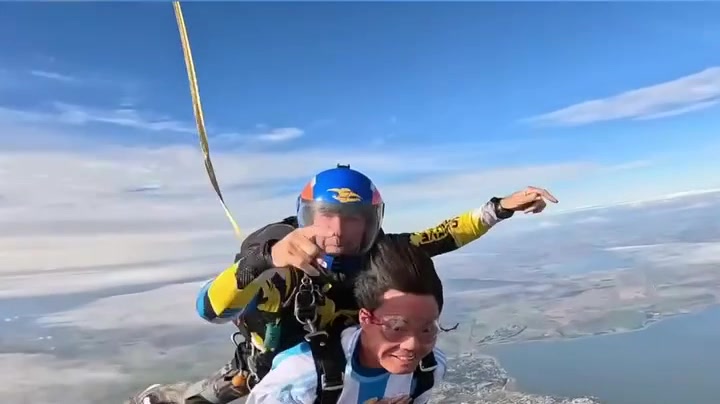 Skydivecenter -Paracaidismo Buenos Aires Facebook ad: Chat with us