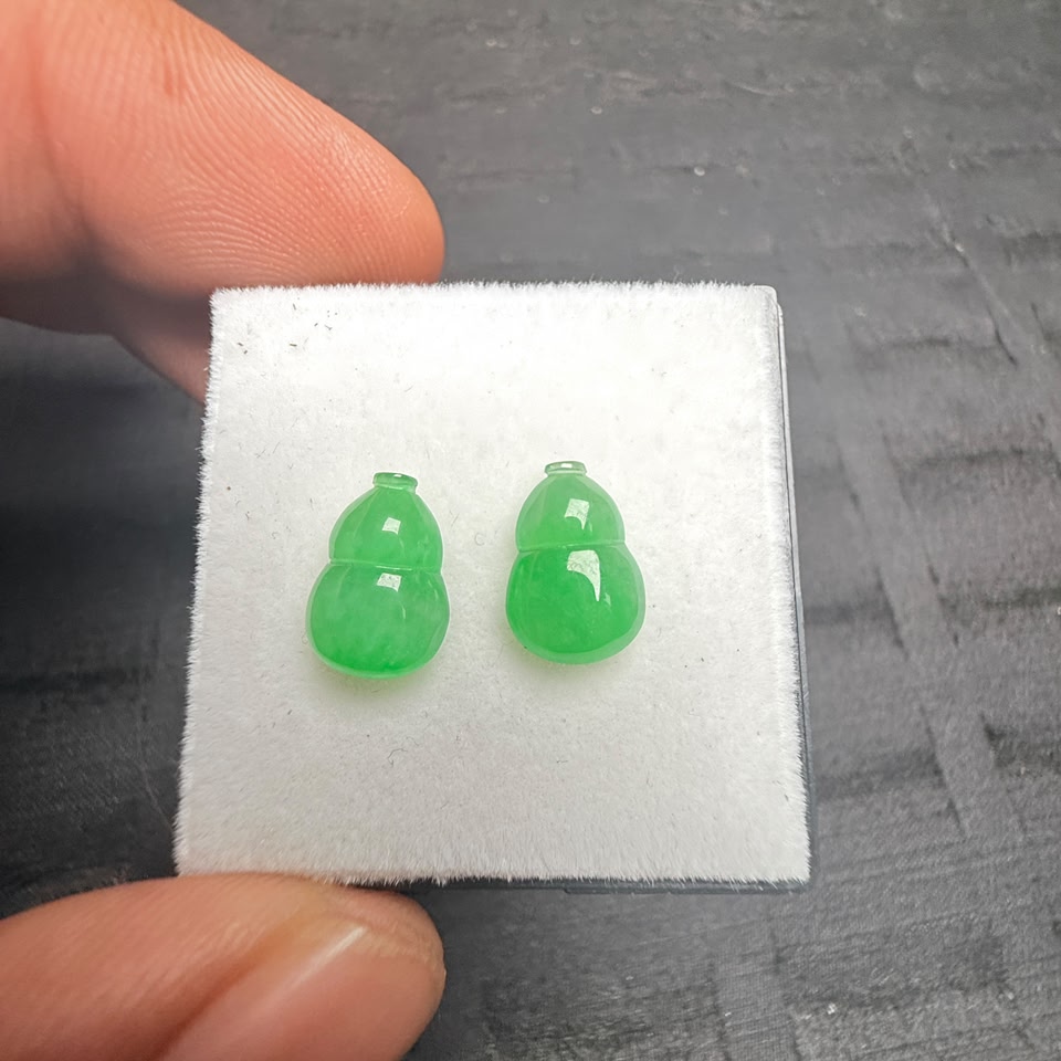 Ye Zar Ni Jade & Jewelry Facebook ad: သဘာဝ မြန်မာ့ကျောက်စိမ်း အရည်ဘူးသီး 1 စုံ