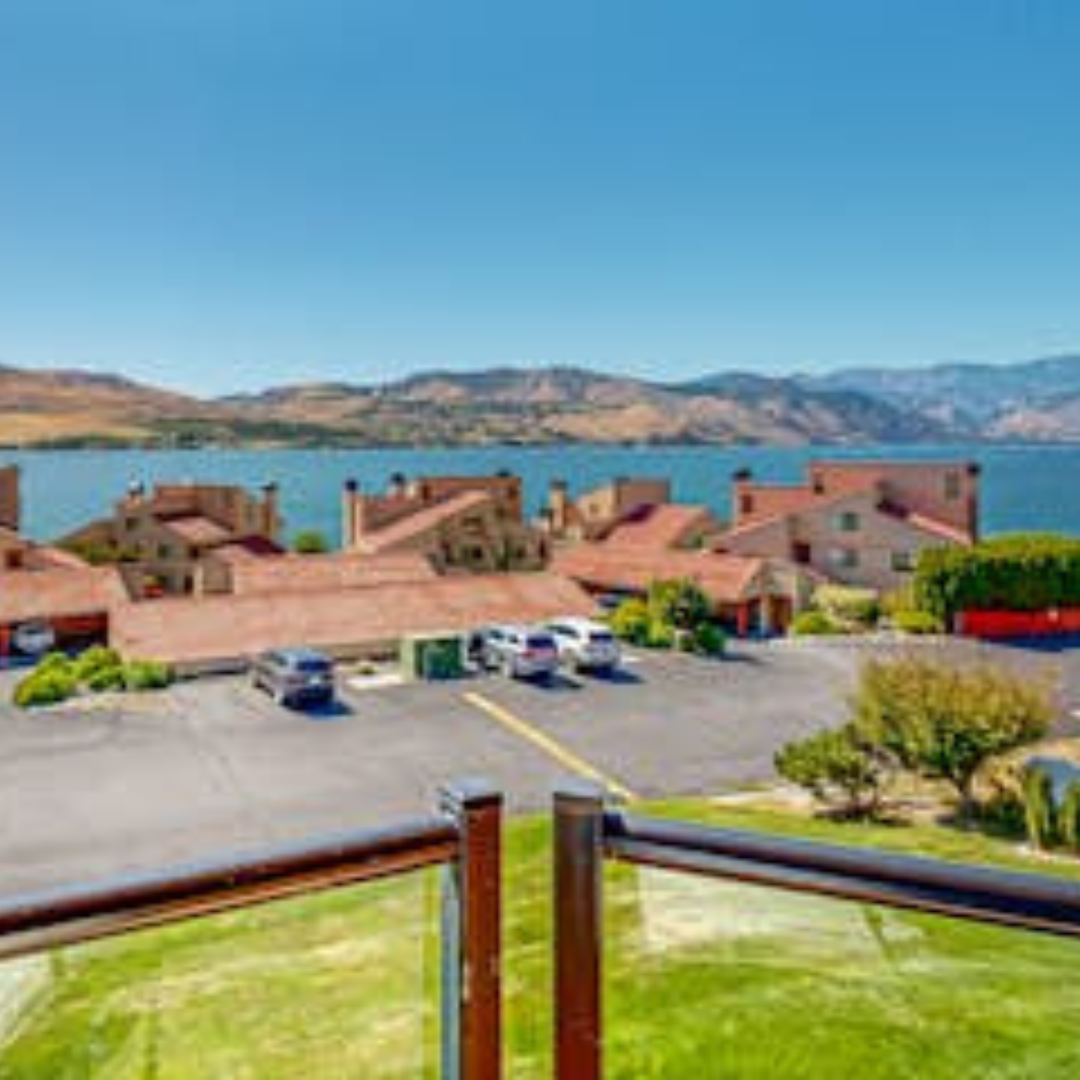 Kate Williams Travel Facebook ad: Stunning Lake Views. Ultimate Comfort.