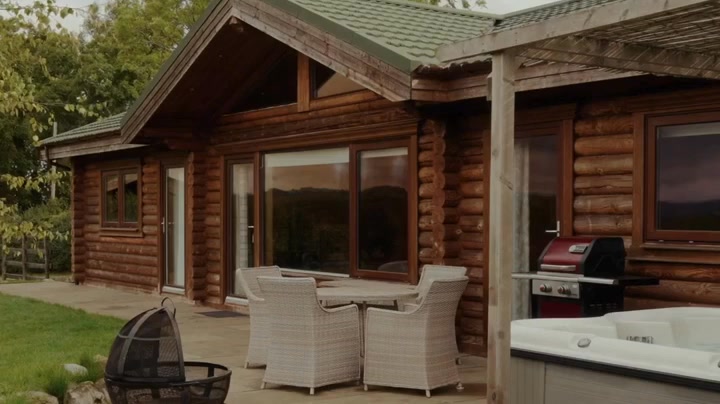 Holiday at Home Facebook ad: Luxury Countryside Retreat Awaits