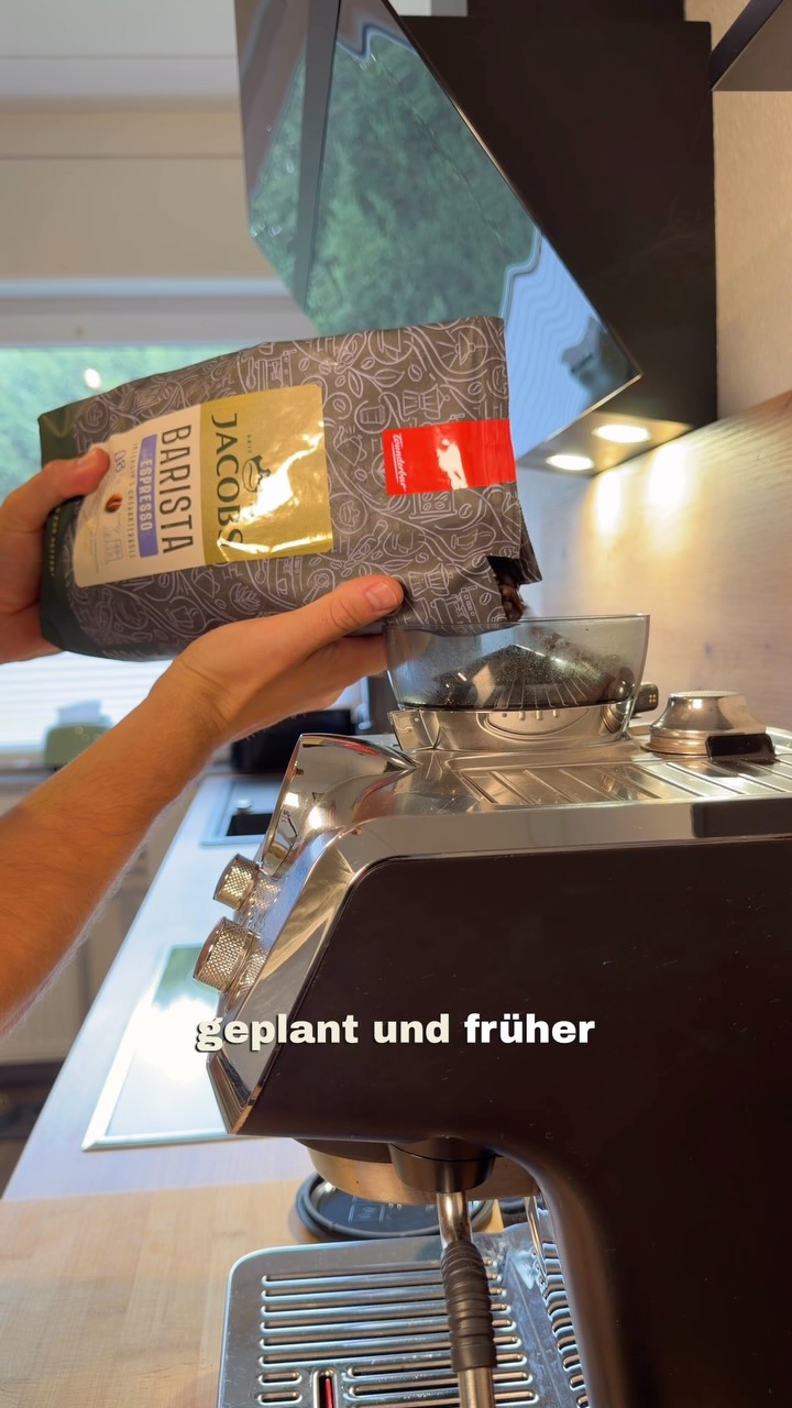 Jacobs Facebook ad: Hauptsache Kaffeemaschine geht noch.