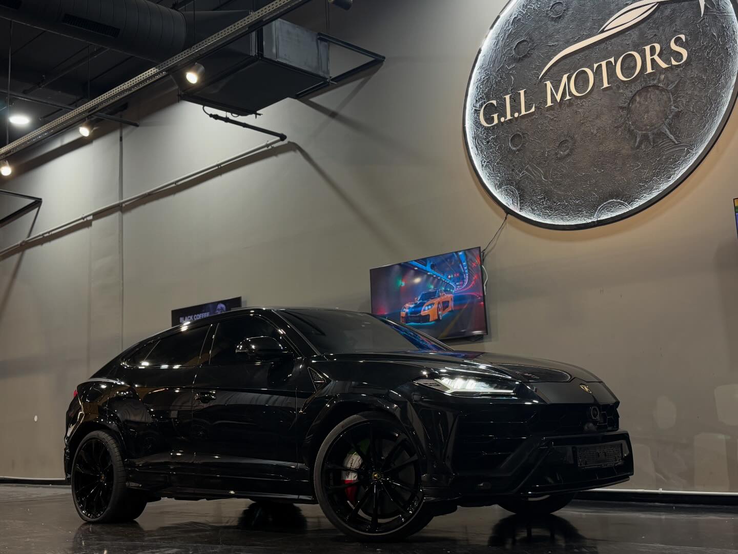 G.I.L Motors - אולם תצוגה בראשון לציון Facebook ad: Lamborghini URUS, פסגת הביצועים והיוקרה!