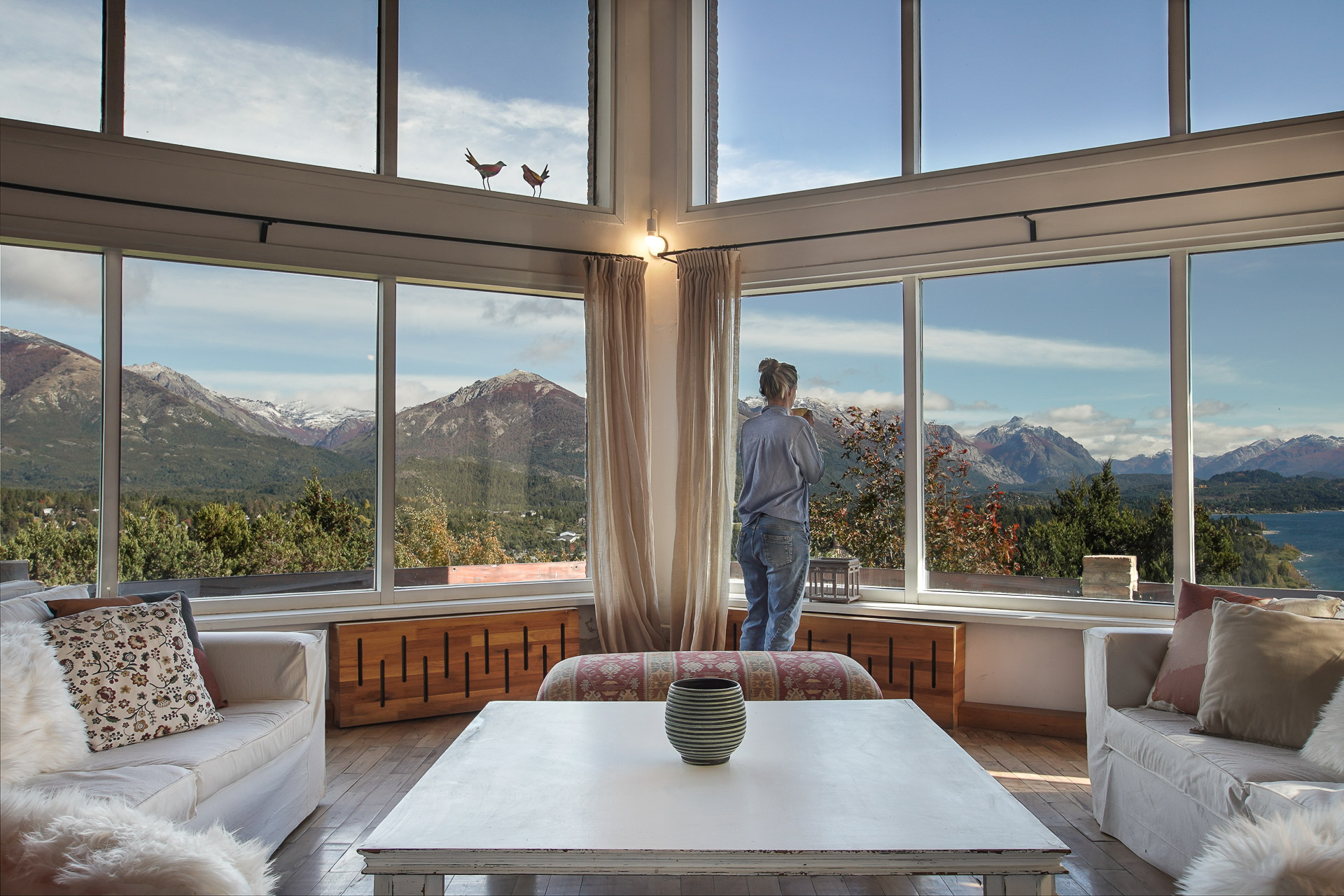 InOut Stays Facebook ad: Encontrá y reservá tu alojamiento en Bariloche.