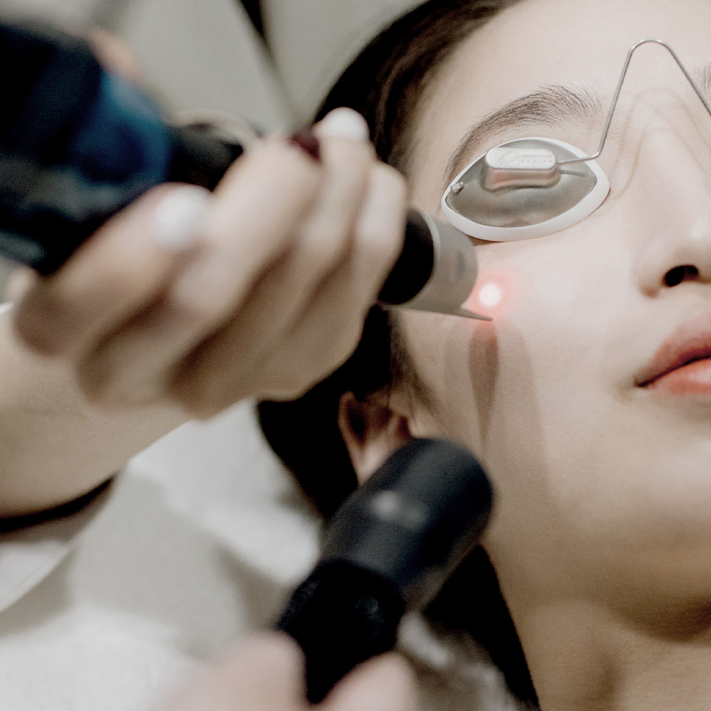 小確幸診所 LUME Dermatology Facebook ad: 一場『蜂巢』與『毛孔』的正面對決。