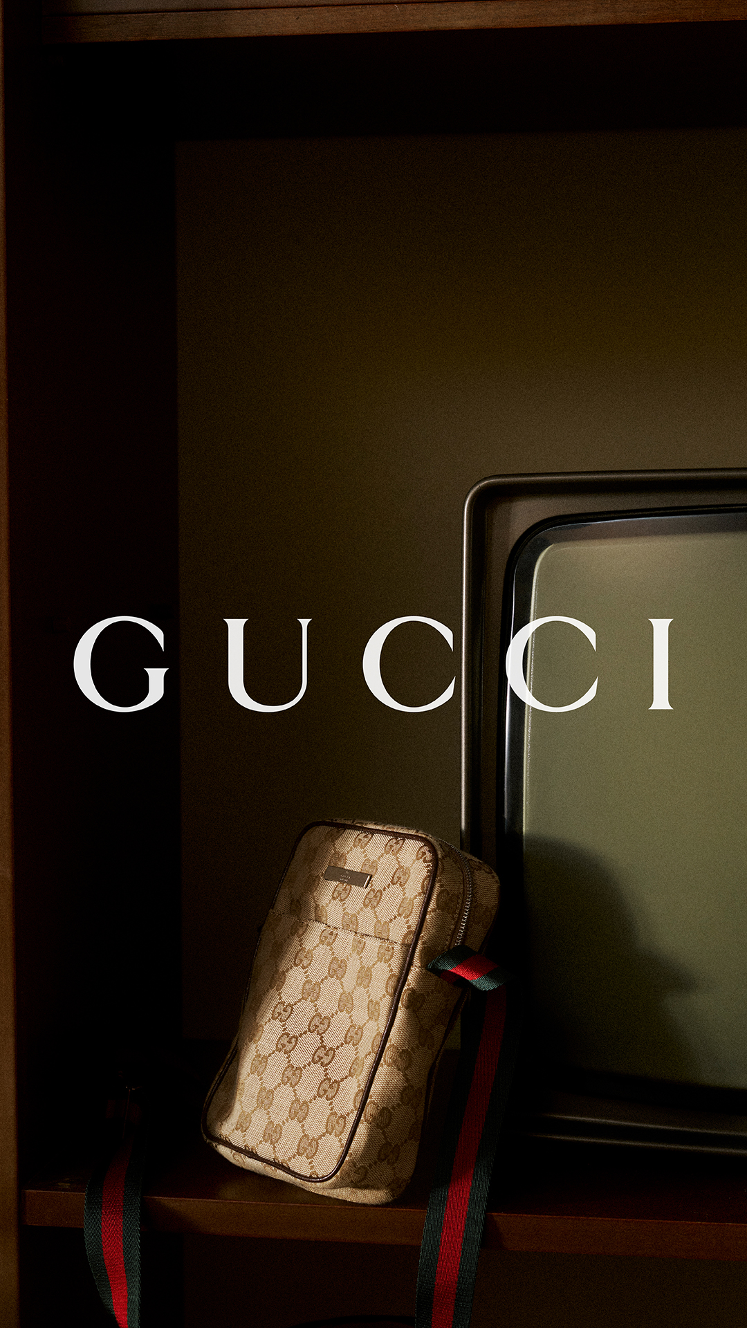 Gucci Facebook ad: アクティブな毎日に寄り添う、新作クロスボディバッグ。