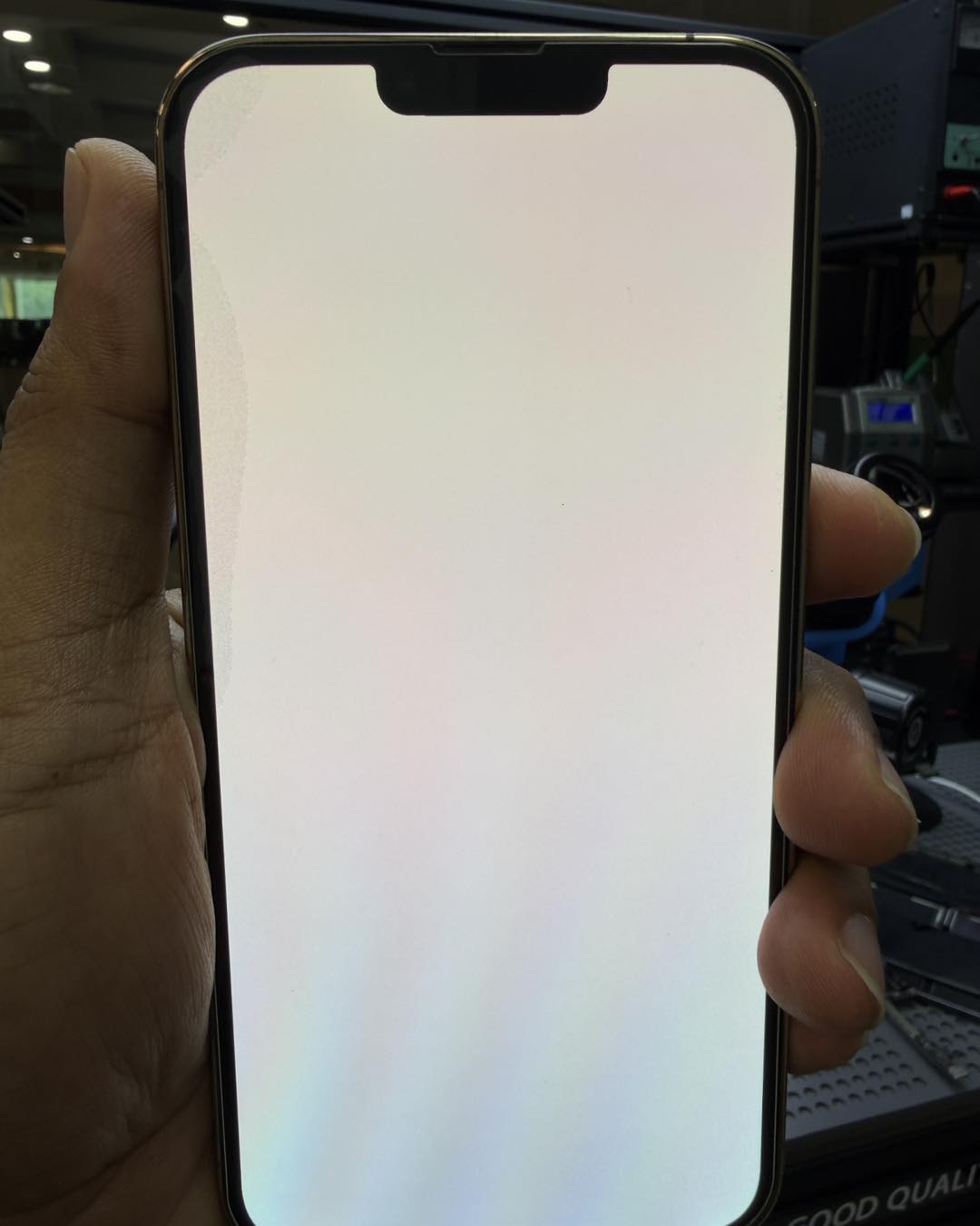 Applehouse iloilo Facebook ad: iPhone 13 Pro Max, White Screen and Fast…