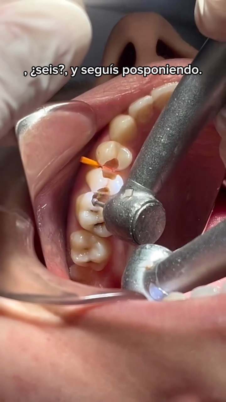 Dental Ciudad Facebook ad: Contamos con un Equipo de Dentistas incluido Cirujano…