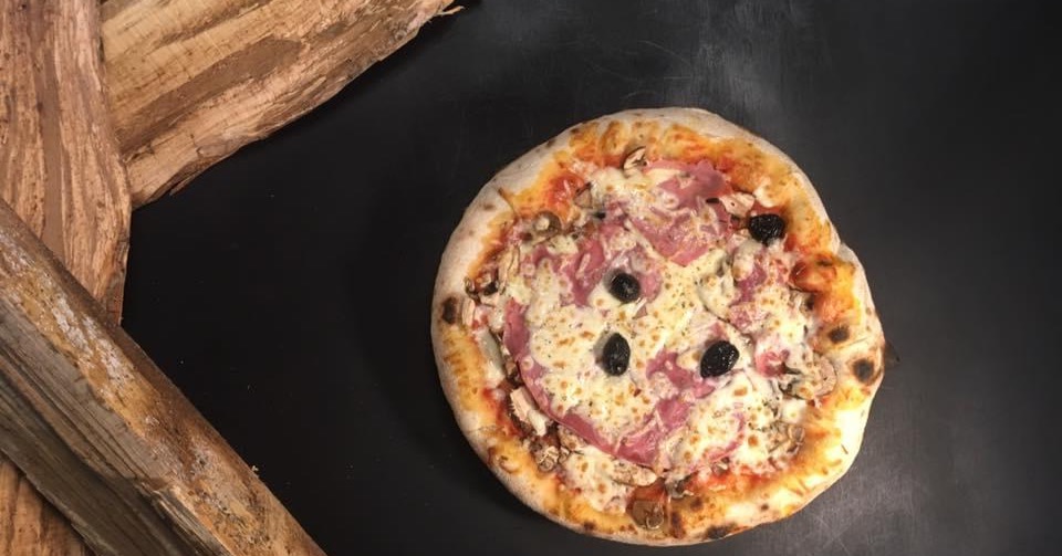 Mamamia pizza au feu de bois Facebook ad