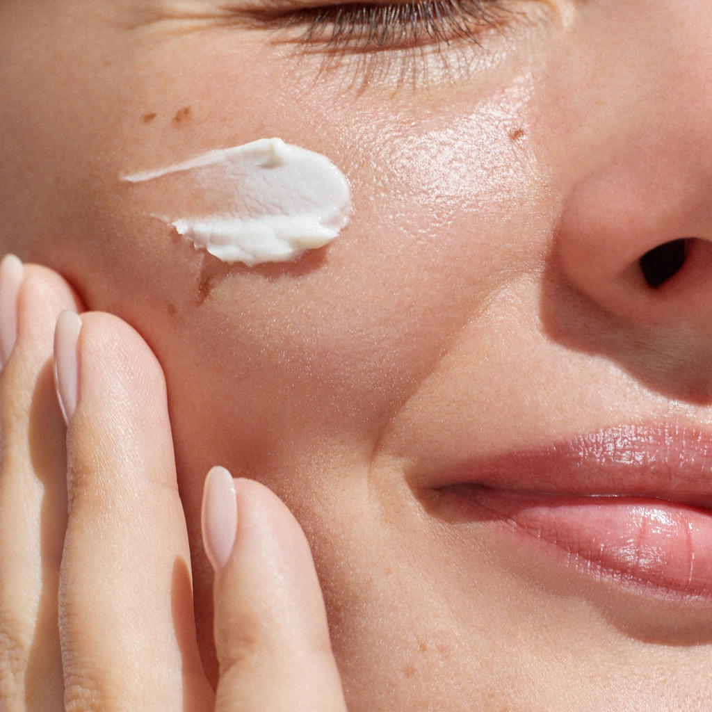 KLAPP Skin Care Science Facebook ad: Longevity nawilżenia dla wyraźnie bardziej jędrnej skóry.