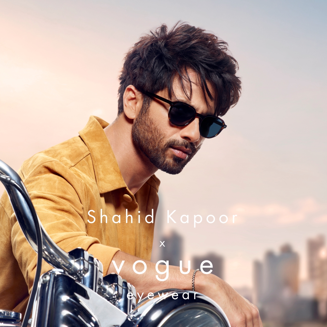 Vogue Eyewear Facebook ad: Travel In Style!