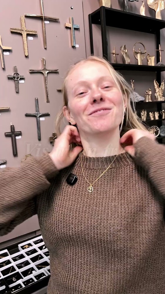 Only By Grace - webshop - Christian living Facebook ad: Halskæder og armbånd som peger mod Jesus