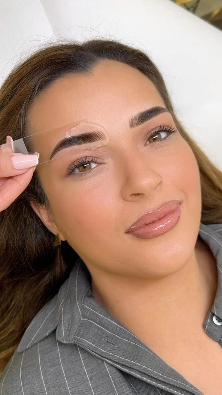 ilonique.pmu Facebook ad: Betone deine natürliche Schönheit mit unseren Kombi Brows