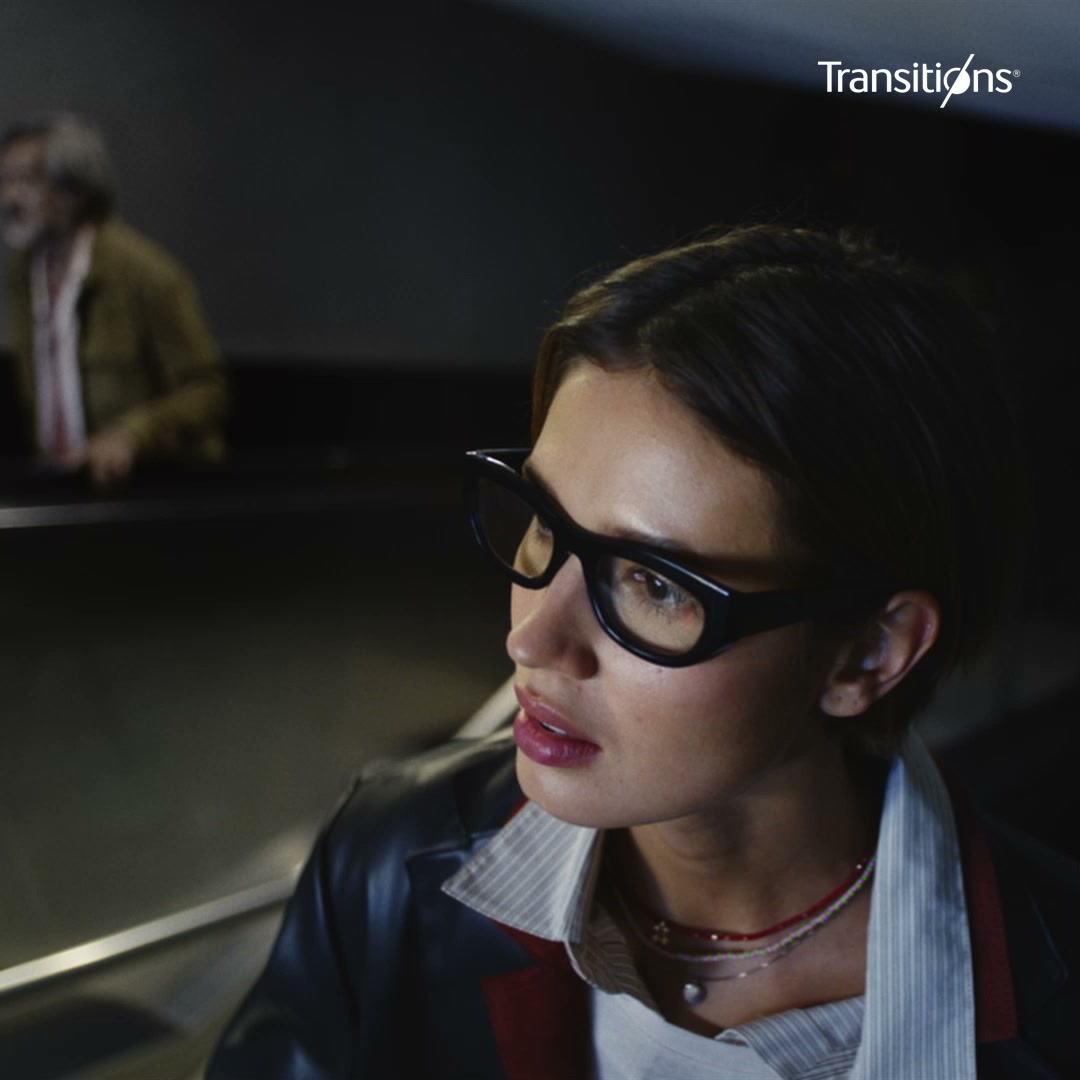 Transitions Lenses Facebook ad: As lentes Transitions se adaptam à luz.