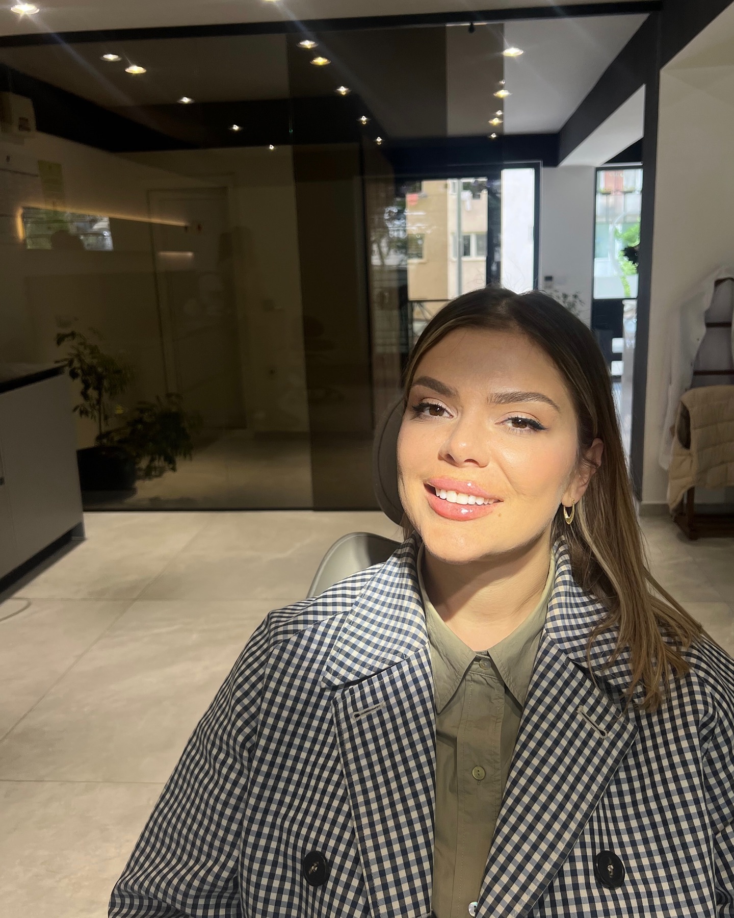 Pda_clinic Facebook ad: Teeth whitening and lip contouring on the legend…