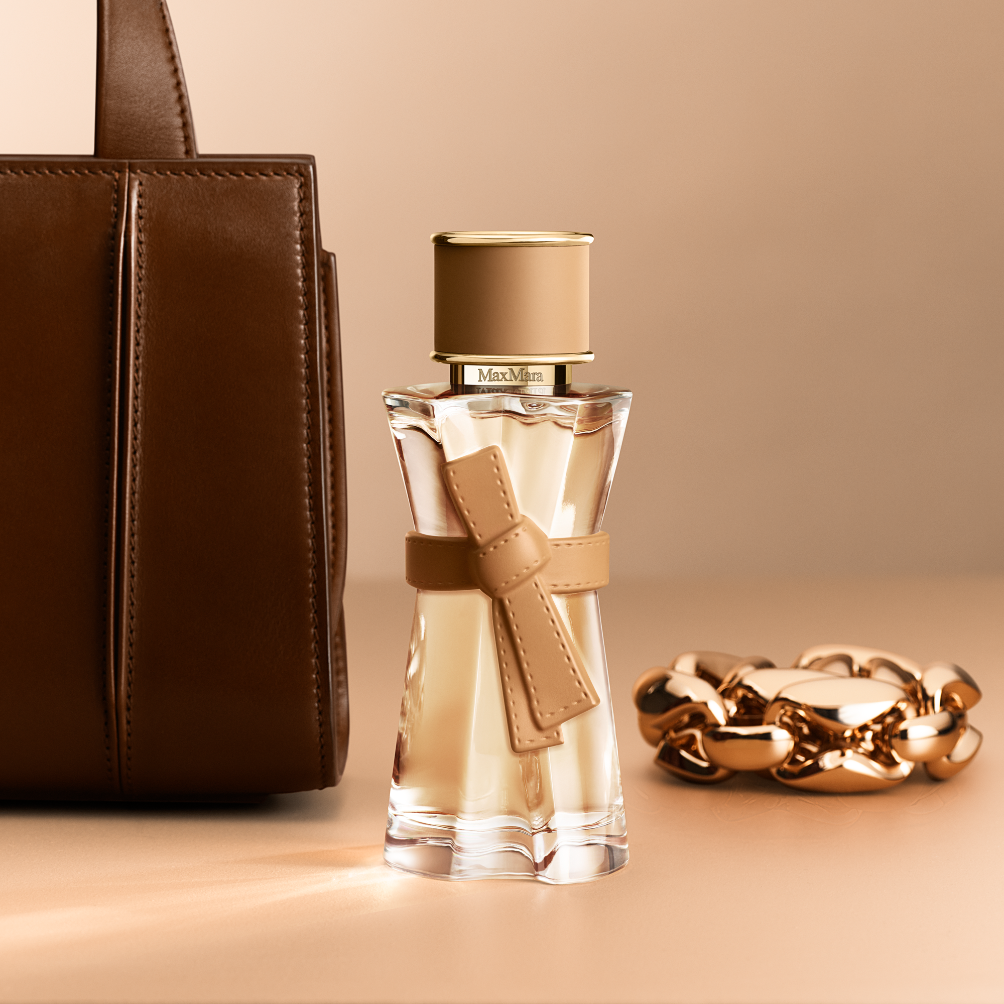 Max Mara Facebook ad: Upptäck Max Mara Le Parfum,