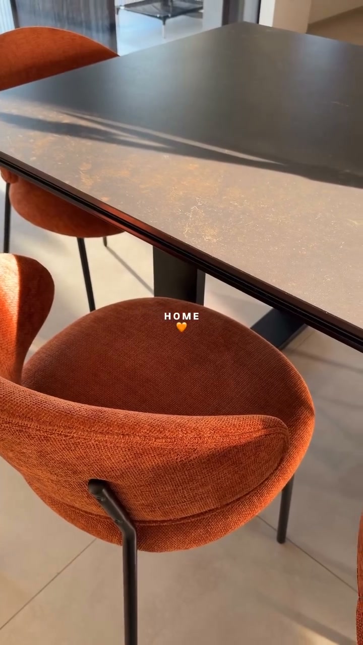 Vente-unique.com Facebook ad: Lot de 4 chaises en tissu texturé et métal noir…