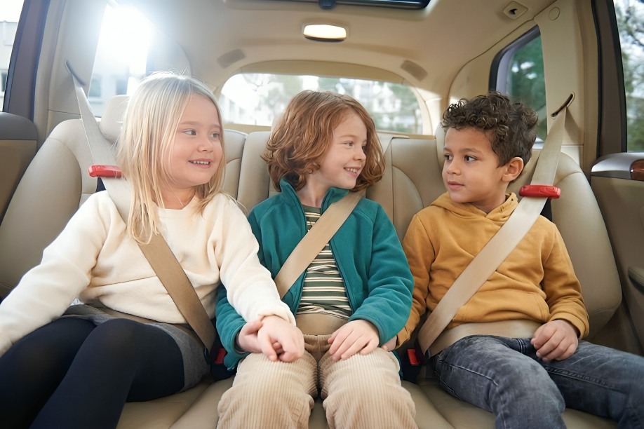Smart Kid Belt Facebook ad: Czy wiedziałaś, że troje dzieci może jechać bezpiecznie…