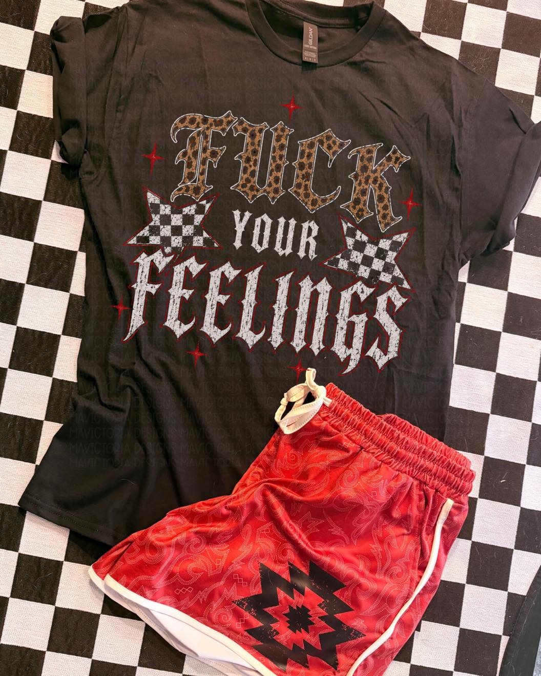 Mavictoria Designs Facebook ad: Graphic tee alert