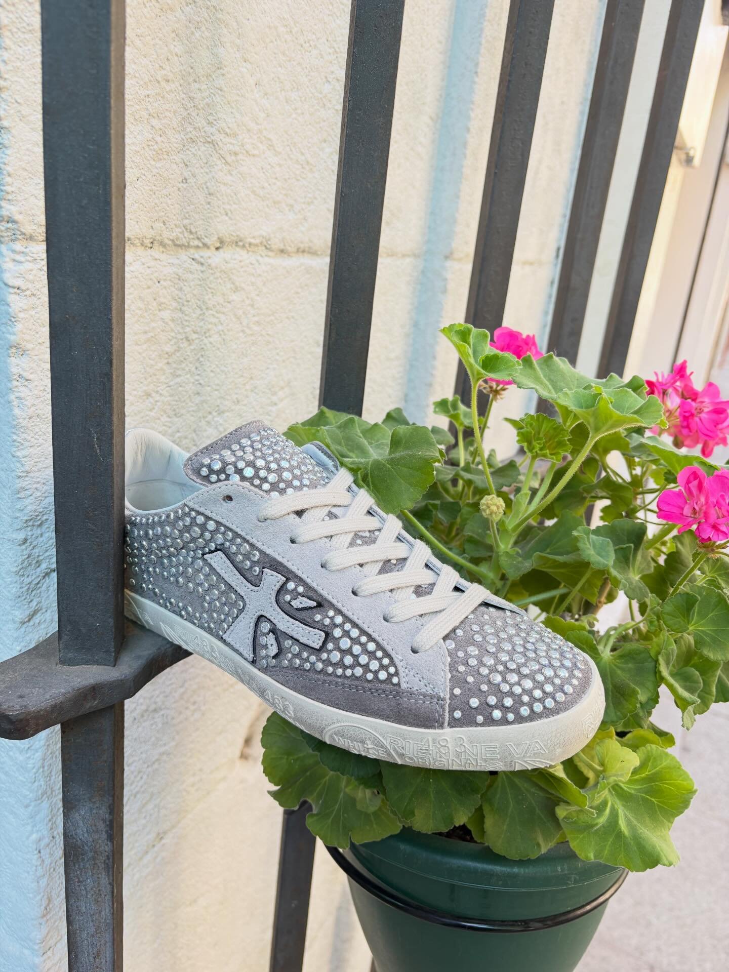 ALAIN BABAJANYAN ZAPATERIAS Facebook ad: Zapatería mujer multimarca: Premiata, Blauer, Homers Madrid