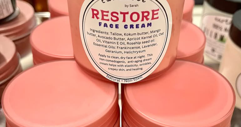 EarthLee by Sarah P Facebook ad: Natural. Non-toxic. Bath & Beauty products.