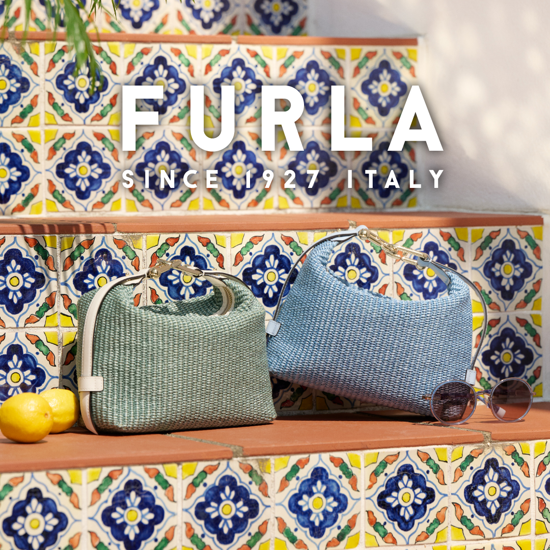 Furla Facebook ad: エレガントなデザインと洗練されたスタイルが際立つ、フルラのバッグ。海辺で過ごすひとときや、地中海の光が放つ輝かしいエネ…