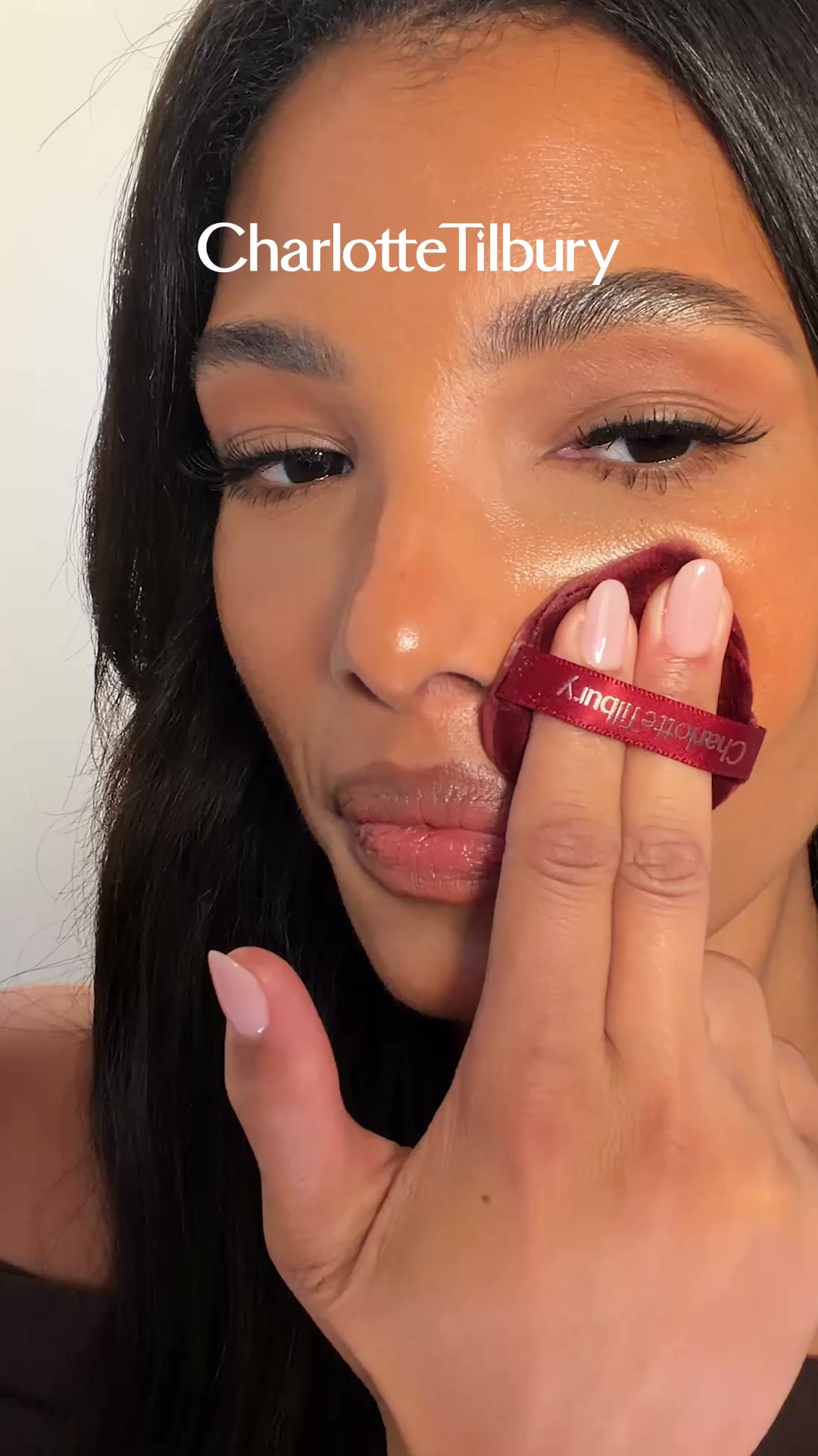 Charlotte Tilbury Facebook ad: NUOVO PRODOTTO AIRBRUSH