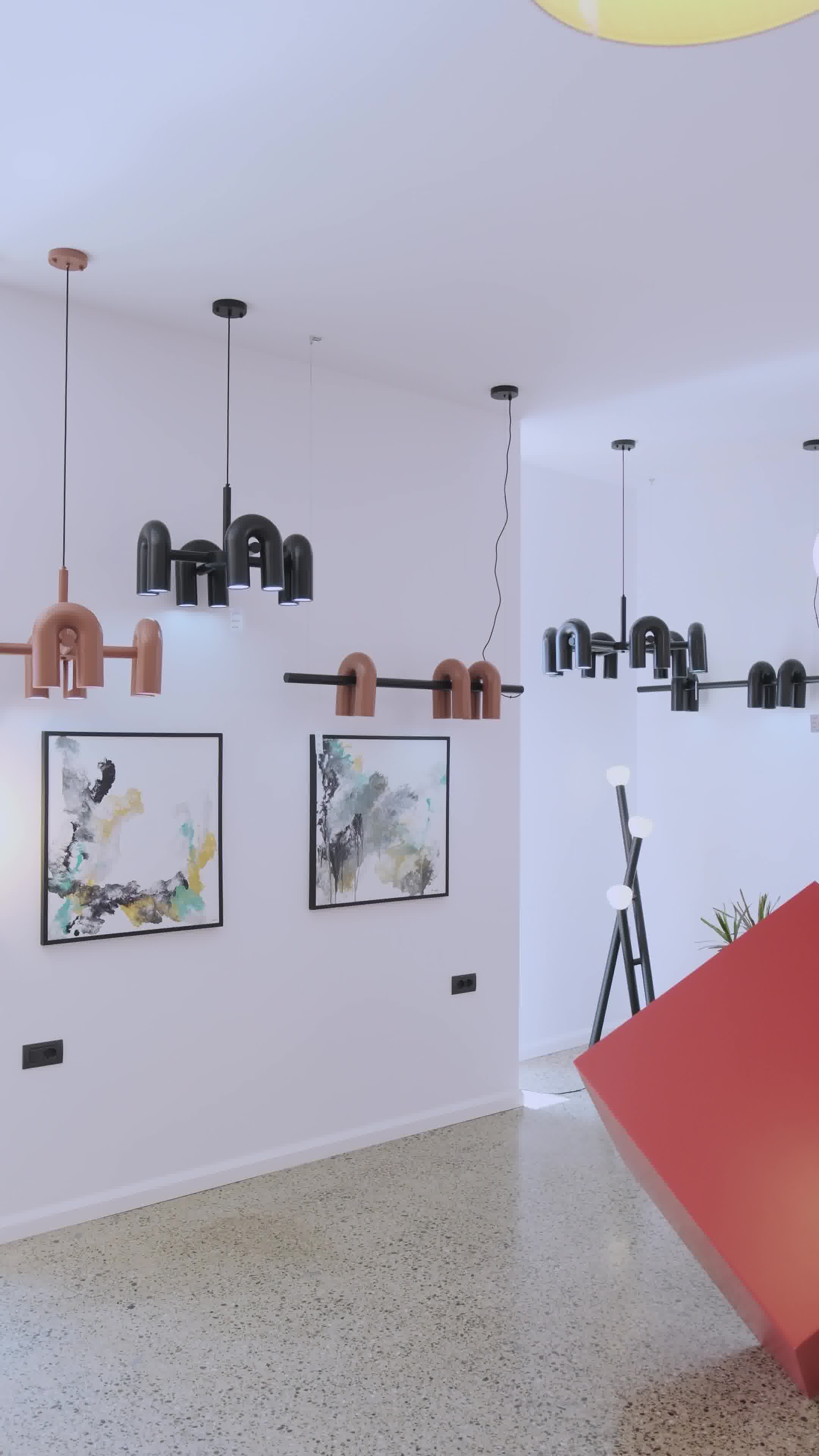Bauled Facebook ad: Shijo ndriçimin perfekt, vizito showroom-in sot!