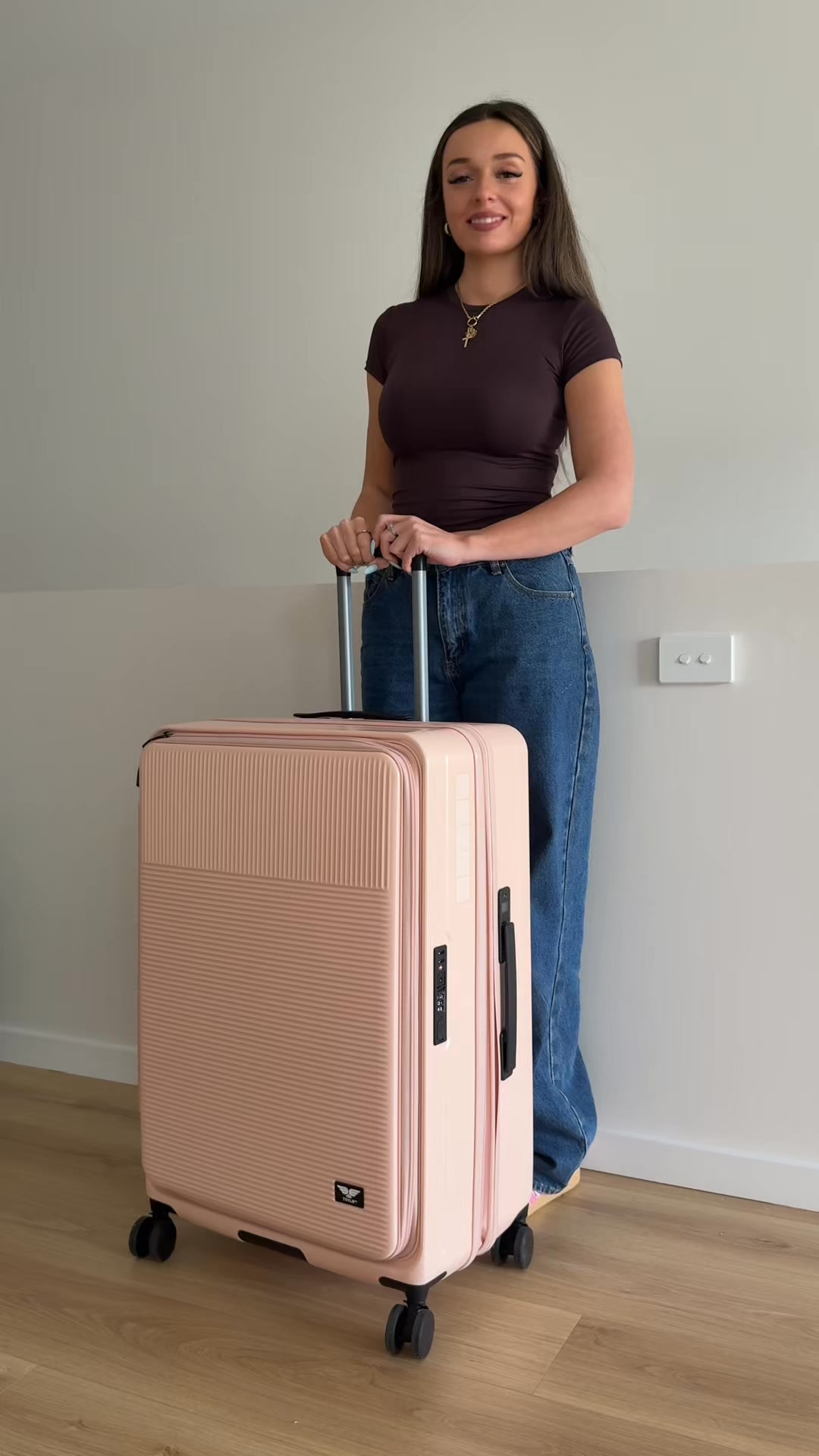 Trvlr.Luggage Facebook ad: Built-In Scale. Smarter Travel.