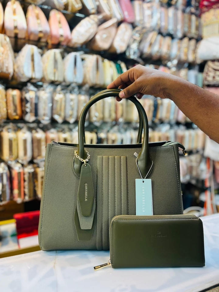 Business Hub Facebook ad: Bags, plastic sandals, perfume oils and home accessories!